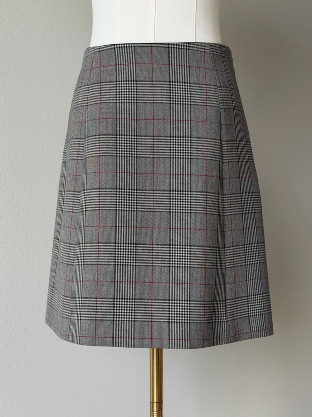 Modern Babaton Gray Glen Plaid Mini Skirt with Red Windowpane - Picture 2 of 12